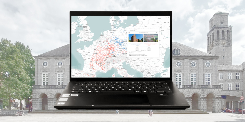 Im Hintergrund ein blasses Bild eines großen alten Gebäudes mit einem Turm, davor ein aufgeklappter Laptop mit einem Bildschirmfoto aus dem Artikel der Zeitschrift "Die Zeit"