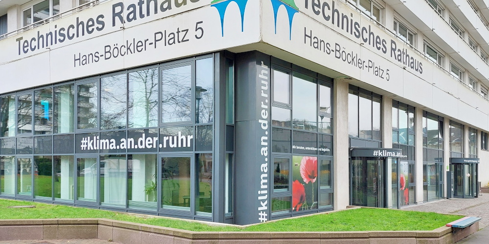 Unterer Bereich der Fassade des Technischen Rathauses der Stadt Mülheim an der Ruhr; enthält mehrfach den Schriftzug #klima.an.der.ruhr