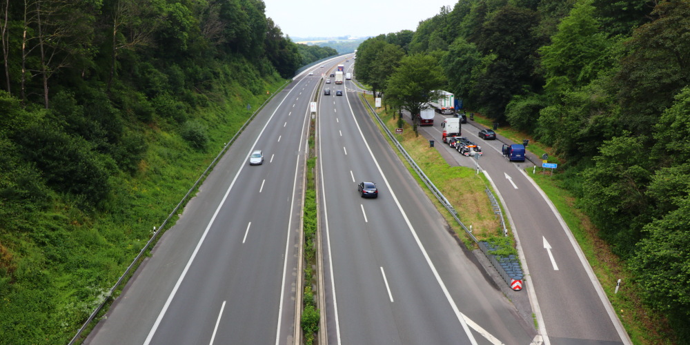 Autobahn mit Rastplatz, rechts und links von Wald umgeben